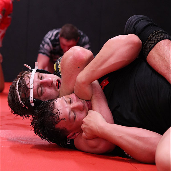 Jiu jitsu rolling session
